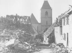 Die vom Bomenangriff am 8. Februar zerstörte Altstadt, Kirchstraße mit Stadtpfarrkirche St. Martin im Hintergrund