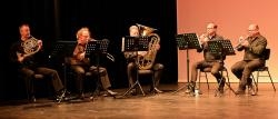 Ein Bild vom Blechbläserquintett „senza legno“ auf der Bühne des FaustForums