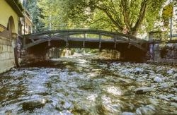 Die gusseiserne Brücke über den Neumagen beim Café Decker