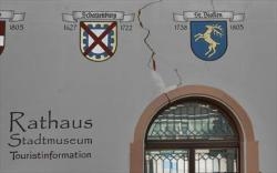 Hebungsbedingter Riss an der Rathausfassade