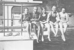 Im Freibad, um 1955. Von links: Inge Ladwig, Willy Müller, Hilde Hustedt, Reinhard Paravicini und Inge Fels
