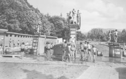 Freibad um 1965, Sprungturm mit Badbesuchern
