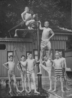 Kinder an der Dusche, um 1900