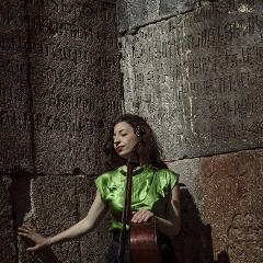 sie sehen die Cellistin Astrig Siranossian